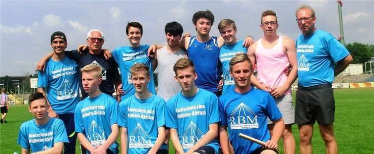 WK-II-Mannschaft: Von links nach rechts (stehend) : Abdullah Walkad-Dour, Peter Reif (Trainer), Fabian Bulmann, Janosch Weiß, Stephan Weber, Pascal Fahrländer, Dennis Kienitz und Harald Reif (Realschullehrer); von links nach rechts (kniend): Albert Abt, Björn Sauer, Fabian Appel, Marius Appel und Nico Roth. Es fehlt F.-J. Baulig (Trainer) privat