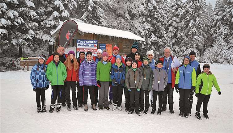 WK IV: Mädchen und Jungen des Erich Klausener-Gymnasiums Adenau (Jahrgänge 2002 bis 2004) mit den Kooperationsleitern Detlev Goebel und Gerd Solheid und den Trainern. Die drei besten Mädchen und die drei besten Jungen nehmen als gemischte Mannschaft am Bundesfinale in Nesselwang teil. um