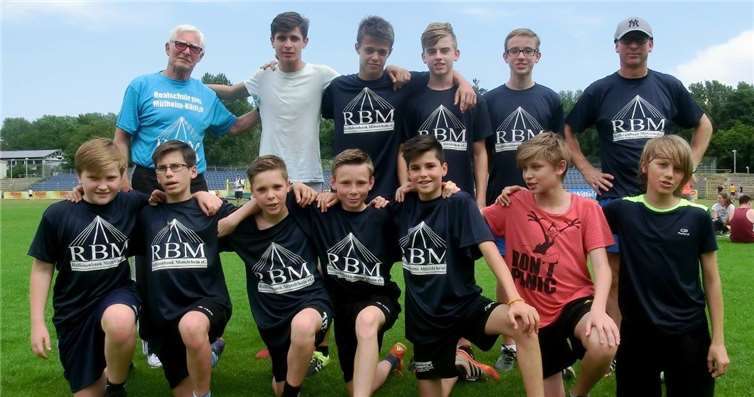 WK-IV-Mannschaft: Von links nach rechts (stehend): Peter Reif (Trainer), Leon Dervisi, Maurice Leufgen, Collin Kremer, Leon Herbel und Harald Reif (Realschullehrer), von links nach rechts (kniend): Lukas Schui, Fidan Hodaj, Nils Hentges, Eric Podojil, Benjamin Weinhart, Denis Dervisi und Nils Schulte. Es fehlen Steven Schäfer (verletzungsbedingt) und Trainer Franz-Josef Baulig.