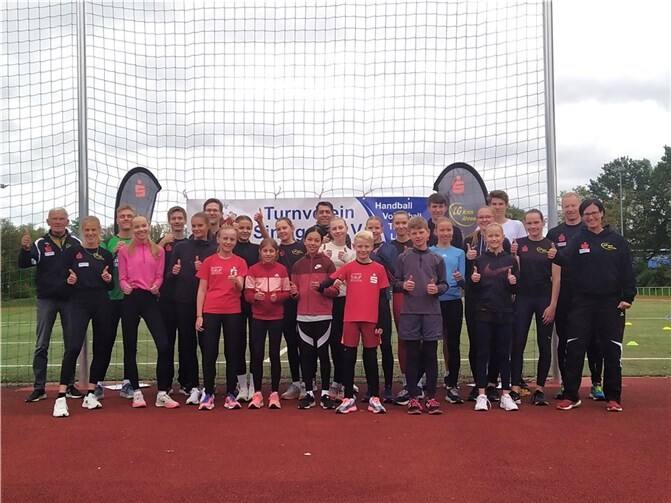 WM-Teilnehmerin Majtie Kolberg (2.v.li.) inspirierte den Nachwuchs bei einer gemeinsamen Trainingseinheit. Foto: LG Kreis Ahrweiler