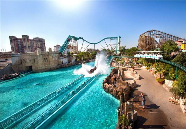 Auf zu neuen Ufern mit den Piraten in Batavia! WODAN – Timburcoaster fügt sich in die bereits bestehende Parklandschaft ein und kreuzt die Schienen der Katapultachterbahn „blue fire Megacoaster powered by Nord Stream 2“ und der rasanten Wasserbahn „Atlantica SuperSplash“ im Isländischen Themenbereich. Foto: Europa-Park