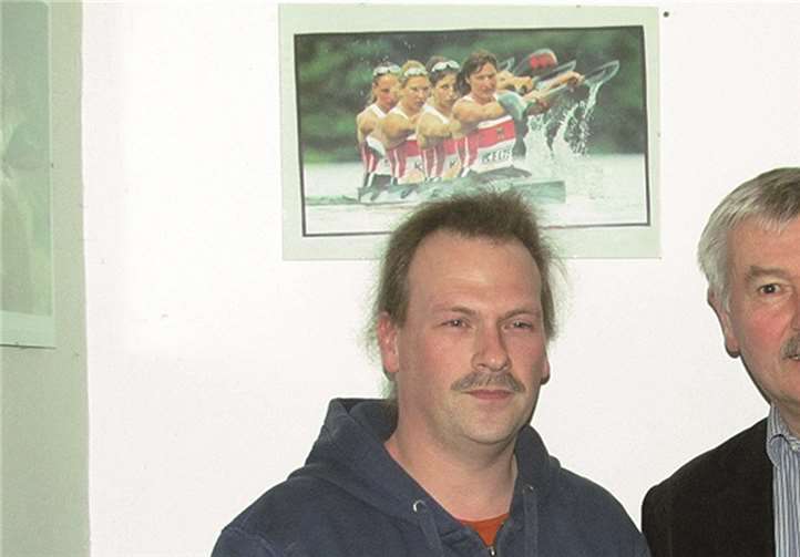 WSV-Vereinsvorsitzender Dr. Heinz Pollmann begrüßt den neuen Vorstandskollegen Peter Kenn, der ab sofort die Abteilung Drachenbootsport leiten wird. privat