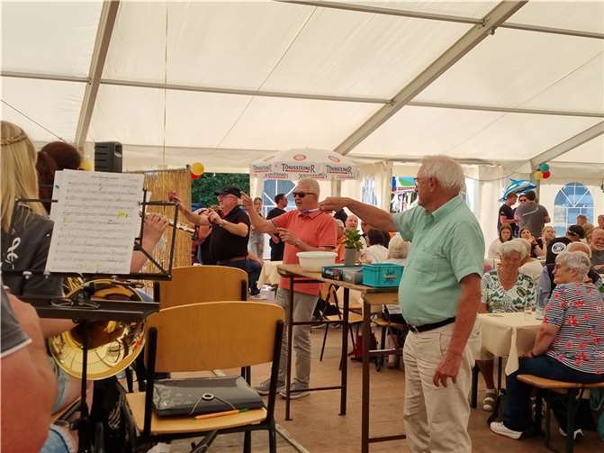WWW heißt in Schenkelberg nicht World Wide Web, sondern Werner, Werner, Werner, die neuen „Teilzeitdirigenten“ des Musikvereins.  Fotos: OG Schenkelberg