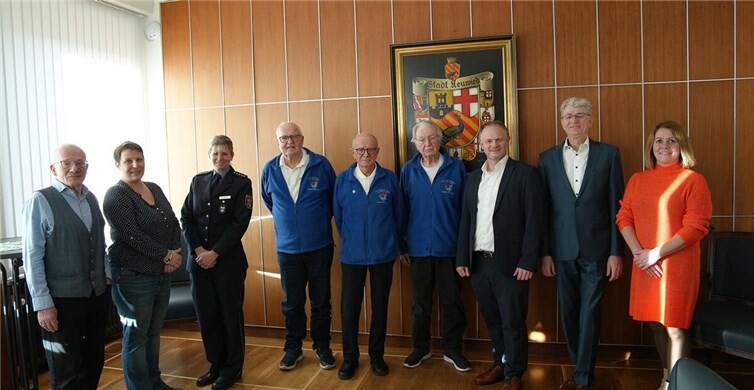 Wachablösung bei den Senioren-Sicherheitsberatern: Die bisherigen Seniorensicherheitsberater (mittig) wurden von Ordnungsamtsleiterin Carla Weßendarp, Beigeordnetem Ralf Seemann und Oberbürgermeister Jan Einig (v.r.) sowie Vertreterinnen der Polizei in den wohlverdienten Ruhestand verabschiedet. Zeitgleich wurde Werner Hammes (l.) zum neuen Senioren-Sicherheitsberater ernannt.  Foto: Felix Banaski