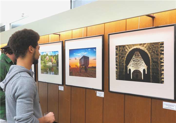 „Wachtberg-Denkmal“ (re.) von Michael Herzog sowie daneben „Ländliches Wachtberg“ und „Kaolingrube“ von Marcus Westen.