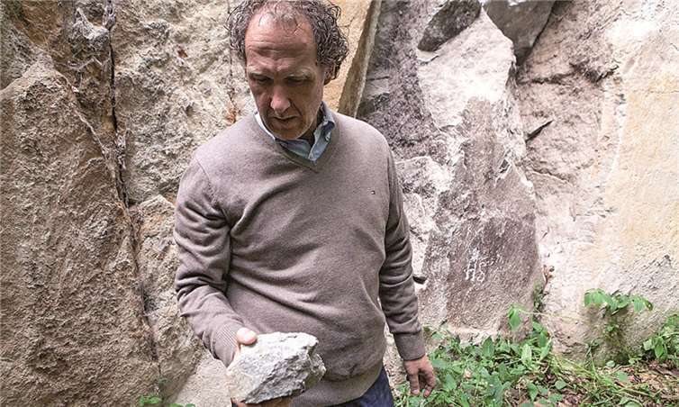 Wachtberg Erster Beigeordneter Jörg Ostermann musste feststellen, dass das instabile Gestein in seinen Händen zerbröselte.