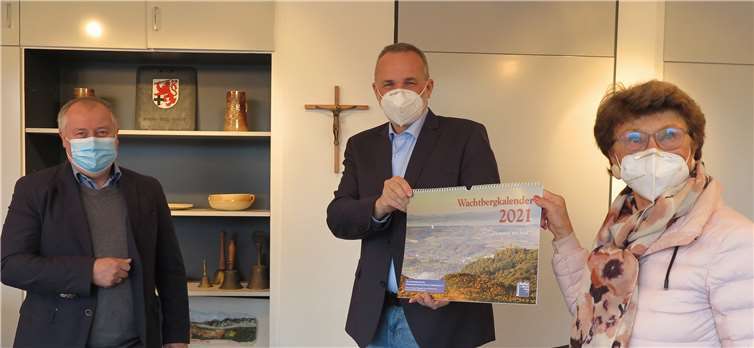 Wachtberg-Kalender 2021: KuKiWa-Vorsitzender Alfred Schneider (li.) und Geschäftsführerin Christa von Düsterlho überreichen Bürgermeister Jörg Schmidt den Wachtberg-Kalender 2021.Foto: Gemeinde Wachtberg/mm