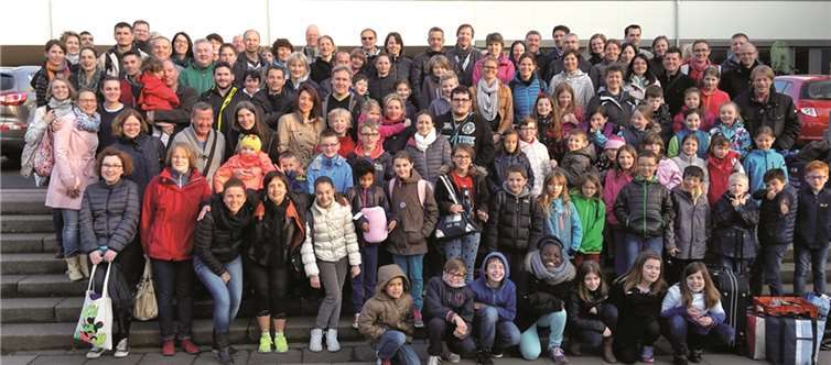 Wachtberger Familien mit ihren Kindern und den Austauschschülern.privat