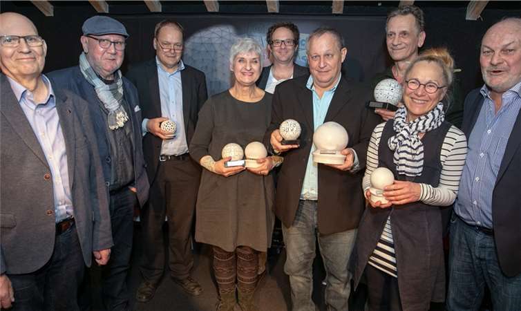 Wachtberger Kugel 2019: die Initiatoren Herbert Reichelt, Dieter Dresen und Herbert Brooks übergaben die Preise an Martin Möllerkies, Elisabeth Kuhs, Dieter Brandl, Publikumspreisträger Manfred Rothengatter, Jurypreisträger Eberhard Gast und Monika Clever aus Wachtberg. -Jost-
