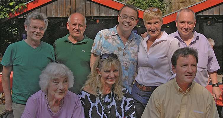 Wachtberger SPD-Spitzen und Gäste feiern mit SPD-Bundestagskandidatin Bettina Bähr-Losse (2.v. r. hinten) im Steinbruch ein munteres Familienfest. SPD-Wachtberg