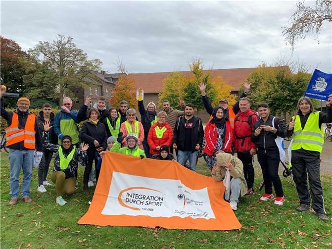Wachtberger und Swisttaler gemeinsam auf der Apfelroute unterwegs - zum Picknick-Treffen in Klein Altendorf. Foto: Joana Sam-Cobbah