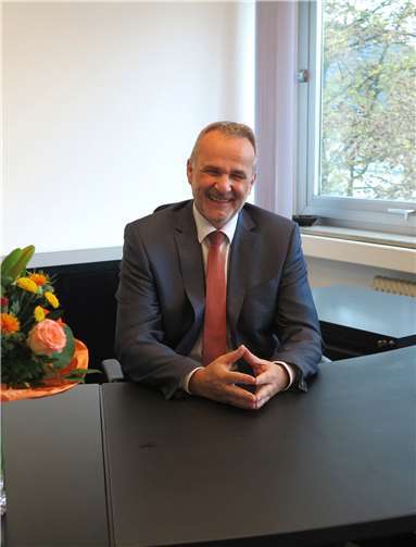 Wachtbergs neuer Bürgermeister, Jörg Schmidt, am ersten Tag in seinem Dienstzimmer.