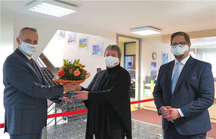 Wachtbergs neuer Bürgermeister, Jörg Schmidt (li.), wird im Rathaus von Swen Christian und Beate Pflaumann herzlich willkommen geheißen. Fotos: Gemeinde Wachtberg/mm