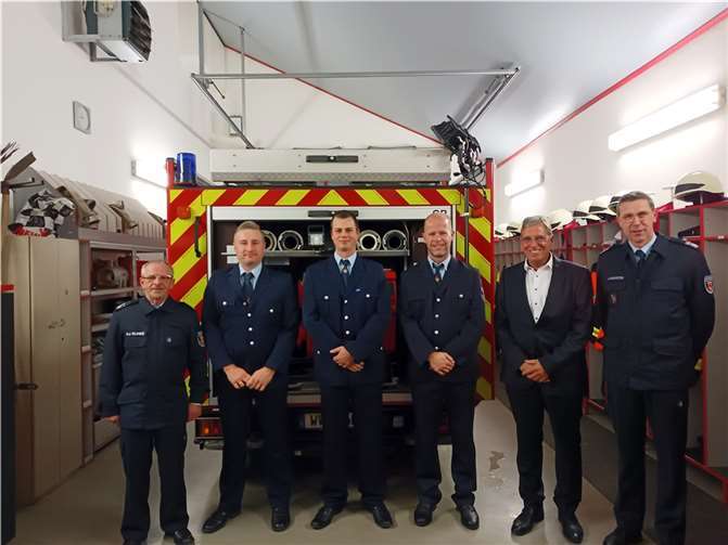 Wachwechsel bei der Freiwilligen Feuerwehr Girod: Matthias Reßmann (2.v.l.) übergab das Amt des Wehrführers an Maximilian Wottke (3.v.l.). Zur Wahl gratulierten (v.l.) der Stellvertretende Wehrleiter Hans-Joachim Klimke, der Stellvertretende Wehrführer Markus Kremer, der Erste Beigeordnete Andree Stein und Wehrleiter Jens Weinreifer. Foto: VG Montabaur / Monique Brill)