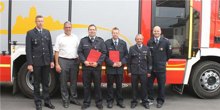 Wachwechsel bei der Freiwilligen Feuerwehr in Montabaur. Bei der Wahl der neuen Wehführung waren dabei: (v.li.n.re.) Wehrleiter Jens Weinriefer, der Erste Beigeordnete Andree Stein, der scheidende Wehrführer Sascha Mathis, der neue Wehrführer Carsten Stach, der Stellvertretende Wehrleiter Hans-Joachim Klimke und der neue Stellvertretende Wehrführer Axel Winterweber. privat