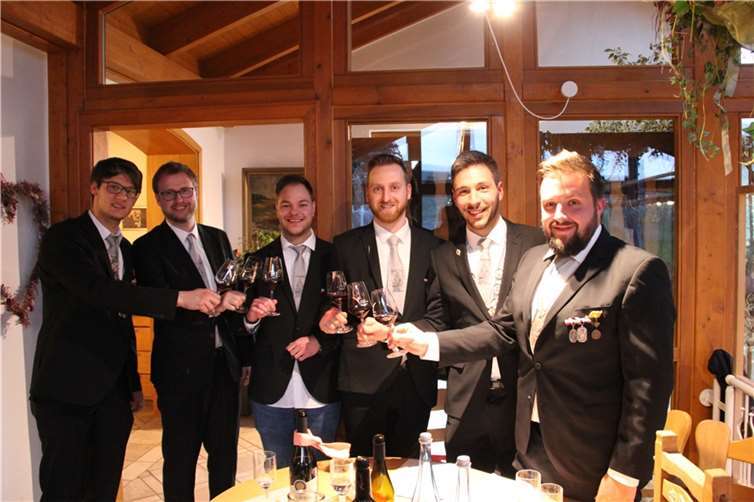 Wachwechsel beim internen Vorstand der Ahrweiler Junggesellen-Schützen: (von links) Marc Schorn, Robert Schwerter-Stahl, Michael Welle, Christoph Hecker, Raphael Mausberg und Christoph Eudenbach.  Foto: GS
