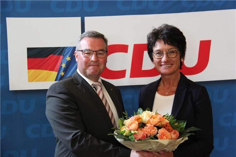 Wachwechsel mit Blumen: Horst Gies und Petra Schneider.  Foto: GS