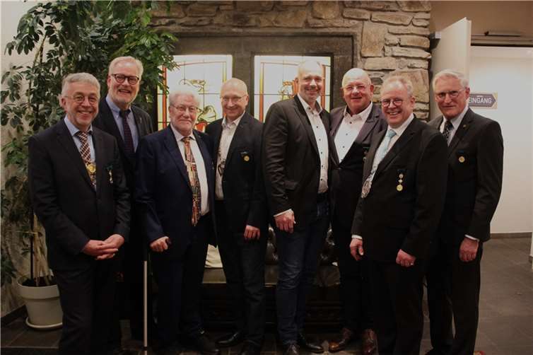 Wachwechsel: (von links) Jürgen Knieps, Matthias Becker, Dr. Christoph Smolenski, Christoph Kintzen, Thorsten Pollig, Marc Adeneuer, Jürgen Schmitz und Dieter Zimmermann.  Fotos: GS