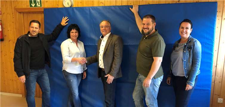 Wählergruppe Blechschmidt plm übergibt die gespendete Turnmatte an den Kindergarten Lehmen. (v.li.): Bürgermeister Arnold Waschgler, Leiterin Kindergarten Yvonne Becker, plm Michael Blechschmidt, Axel Rausch, Patrizia Waschgler.Foto: privat