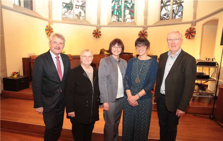Während Anita Ludwig (2. v.r.) als Leiterin des Ambulanten Hospizes Neuwied begrüßt wurde, ist Sabine Birkenbach (Mitte) nach elf Jahren ins Josef-Ecker-Stift gewechselt. Unser Bild zeigt die Beiden zusammen mit (v. r.) Christoph Drolshagen, dem Leiter der Marienhaus Hospize, Schwester Marianne Meyer vom Vorstand der Marienhaus Stiftung und Hans-Peter Knossalla, dem Vorsitzenden des Neuwieder Hospizvereins.Foto: Heribert Frieling