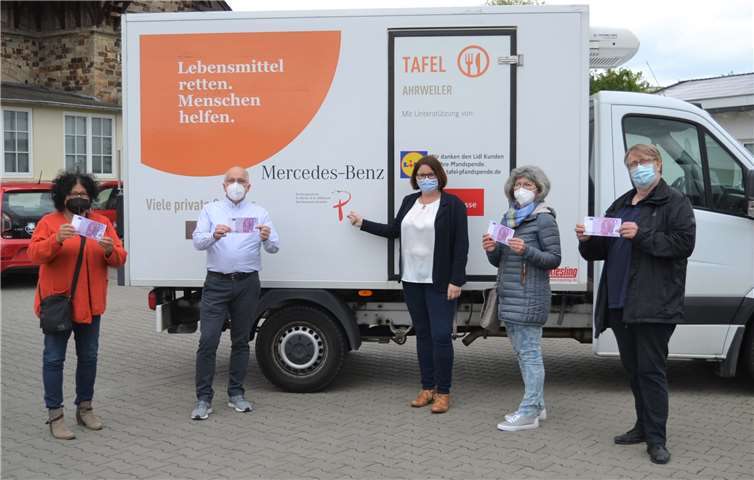 Während Christiane Böttcher (Mitte) auf den Schriftzug „Kirchengemeinde St. Marien und St. Willibrord“ verweist, präsentieren (v.li.) Beatrix Knieps-Müller und Michael Wolter sowie (v.re.) Kuno Herchenbach und Andrea Danzer die Spende über 2.000 Euro. Foto: E.T. Müller