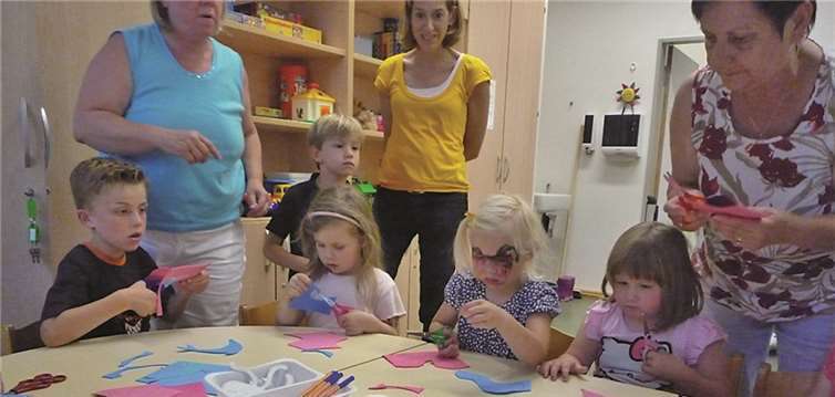 Während Eltern oder Großeltern die Gelegenheit für einen Kaffee nutzen können, werden die jungen Gäste im Mehrgenerationenhaus bestens unterhalten.privat