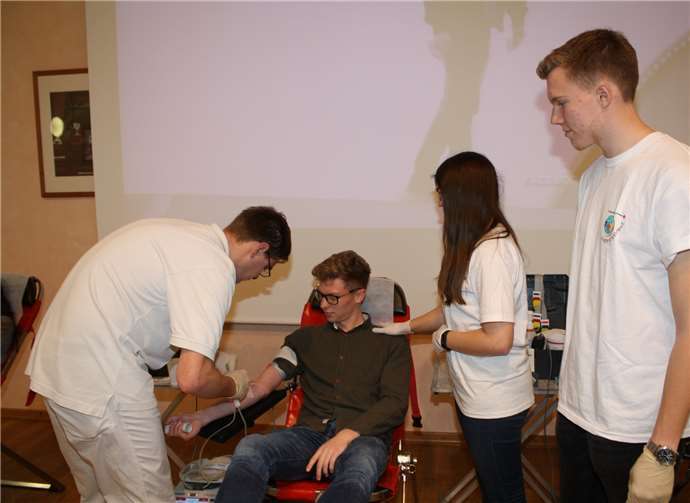 Während Fachkräfte die Blutentnahme durchführen, betreuen dieSchulsanitäter die Spender und versorgen sie mit Speisen und Getränken.