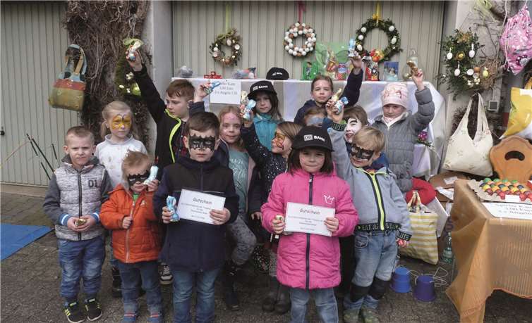 Während Isabelle und Luca (erste Reihe Mitte) stolz ihren Gutschein für das Phantasialand präsentierten, freuten die Teilnehmer der „Olympiade“ sich über einen Schokoladen-Osterhasen.