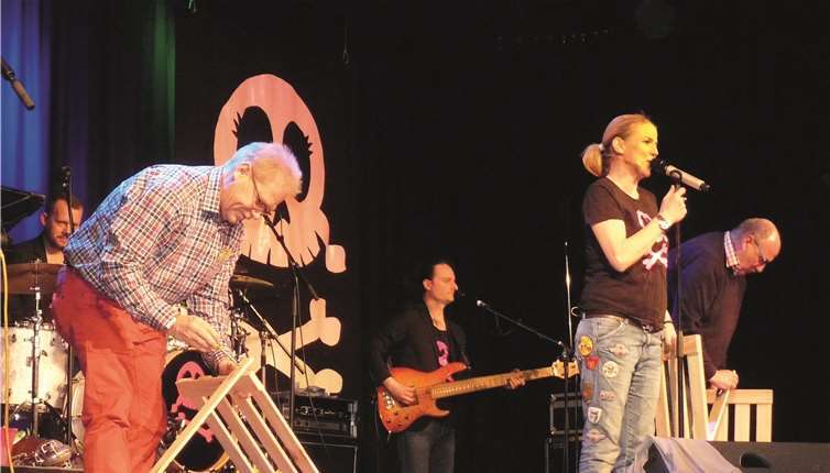 Während Mirja Boes ihre Fans auch als hervorragende Sängerin überzeugte, versuchten die Handwerker Helmut Schmitz (l.). und Hermann Wagner (r.), in Windeseile ein Holzregal zu bauen. FRE