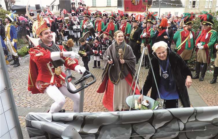 Während Prinz Simon I. in die Pedale trat, kochte die Thürer Prinzessin Dorothee I. eine Thürer „Somp-Döppe-Sop“.