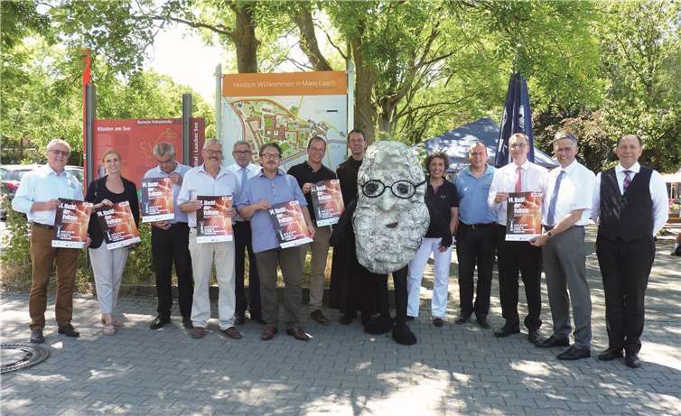 Während Prior-Administrator P. Petrus Nowack OSB gemeinsam mit den Bürgermeistern und Beigeordneten der „Ferienregion Laacher See“ und einigen Sponsoren den „Maria Laach-Tag“ offiziell eröffneten, waren die vielen Aktionen bereits in vollem Gange. Fotos: FRE