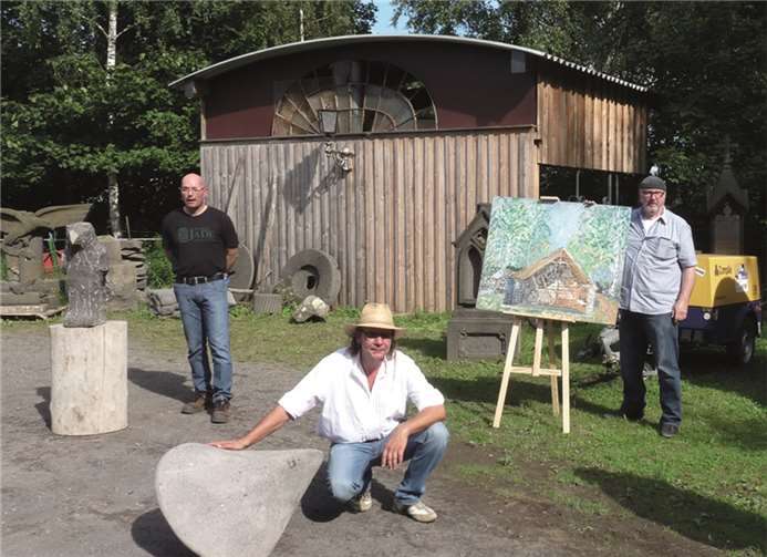 Während Richard Frensch (rechts) sein auf strukturiertem Untergrund geschaffenes Kunstwerk in Acryl präsentierte, bedeutete für Guido Krämer (Mitte) die Gestaltung seines so genannten „Oloid“ sicherlich eine willkommene Herausforderung.FRE