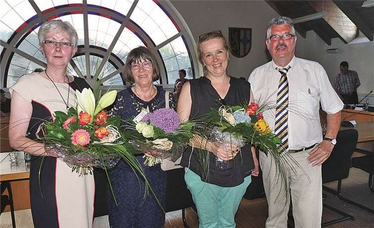 Während Stadtbürgermeister Hans-Peter Ammel sich bei Agnes Lucas und Bibiana Koch-Mittler für deren langjähriges Engagement im Mendiger Stadtrat mit je einer Urkunde und Blumen bedankte, erhielt Klara Heuft (Mitte) zunächst nur einen Blumenstrauß. Da sie 20 Jahre lang Mitglied des Mendiger Stadtrats war, erhält sie in Kürze den Großen Wappenteller.SF