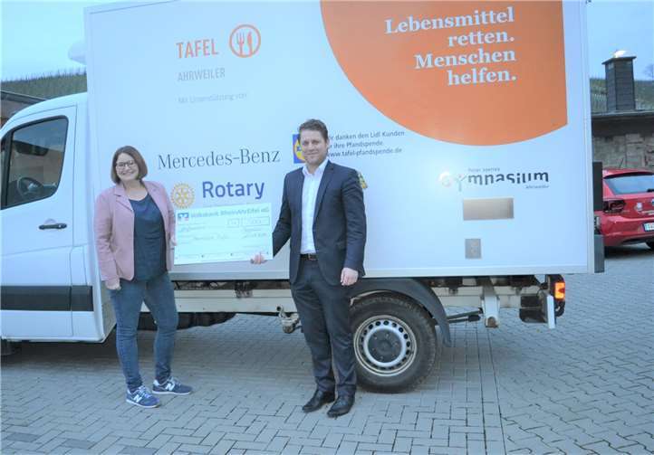 Während Übergabe des symbolischen Spendenschecks.Foto: E.T. Müller