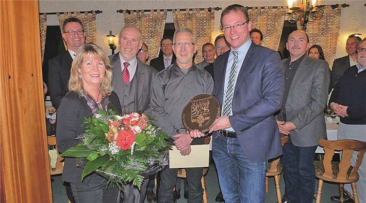 Während VG-Bürgermeister Jörg Lempertz (r.) Theo Rausch den Großen Wappenteller überreichte, erhielt dessen Ehefrau Claudia einen Blumenstrauß für die Unterstützung ihres Mannes. SF
