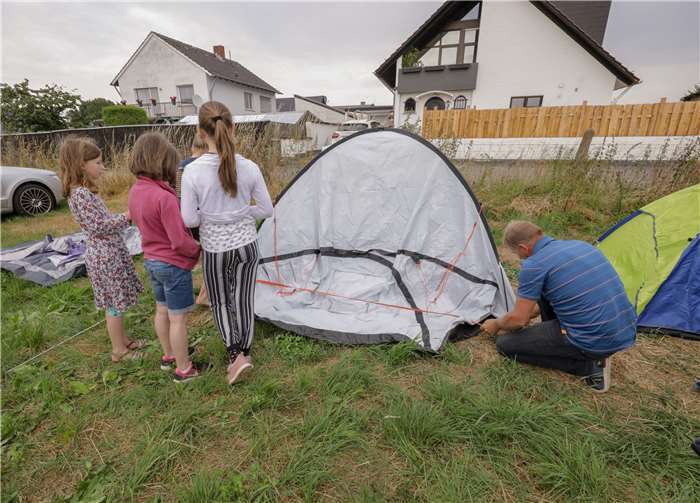 Während Väter die Zelte aufbauten, machten die Kinder schon mal die Schlafplätze unter sich aus.Fotos: CEW