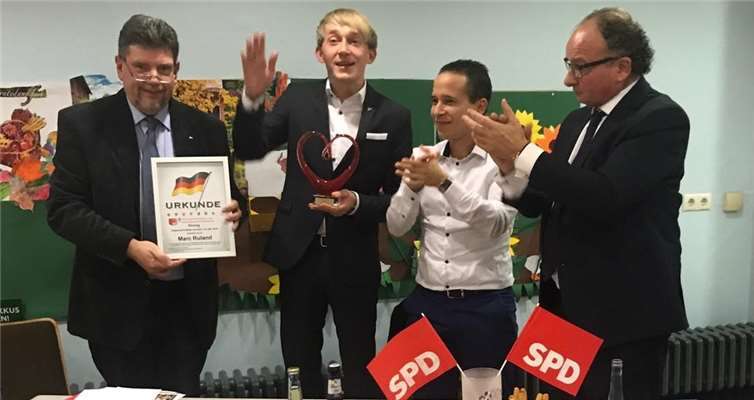 Während Vorstandssitzung 2018 mit der Ehrung an Marc Ruland: v.li. Klaus Herbel, Marc Ruland, Faisal El Kasmi und Achim Hütten.Quelle: SPD Gemeindeverband in der VG Weißenthurm