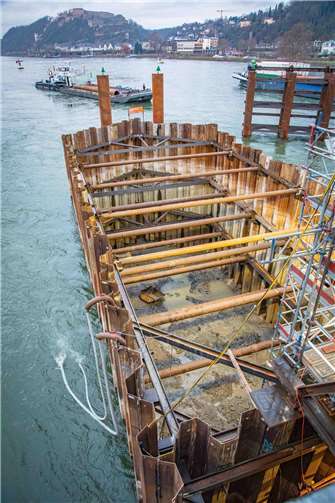 Während auf dem Rhein der Schiffsverkehr ganz normal weiterläuft, sind die Arbeiten im ersten Spundwandkasten an der Pfaffendorfer Brücke mittlerweile auf dem Grund des Flusses angelangt.