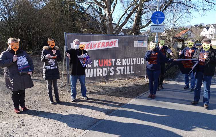 Während bei Kulturlant einen noch ob der vielen abgesagten Veranstaltungen hadern, freuen sich die anderen über neue Vereinssweatshirts, die dank der „Lichter im Advent“ der Raiffeisenbank Voreifel für alle Aktiven angeschafft werden konnten. Foto: Weber