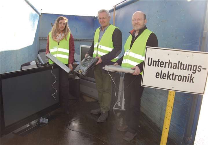 Während bundesweit die Erfassung und Entsorgung von Altelektrogeräten eher rückläufig und damit wenig ökologisch ist, läuft es im Landkreis Neuwied deutlich besser. Der 1. Kreisbeigeordnete und zuständige Dezernent Achim Hallerbach - hier gemeinsam mit Ines Finger (l) und Thomas Strohmenger (r) an einer Sammelstelle - wertet dies als Beleg für das bürgerfreundliche und beispielhaft fortschrittliche System der Kreisabfallwirtschaft.  Privat