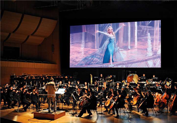 Während das Orchester und die Solisten die Musikstücke live aufführen, wird auf einer großen Leinwand der Film zu sehen sein.  munichpress.de / Guenther Reisp