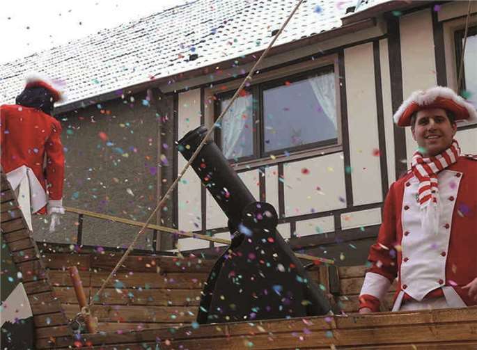 Während dem Karnevalsumzug wird auf den Straßen Gönnersdorfs gefeiert.privat