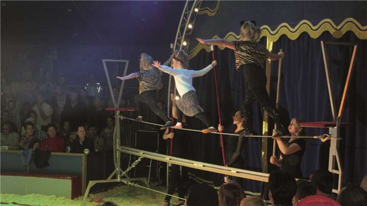 Während dem Seiltanz der Kinder hielten die Zuschauer gespannt den Atem an.