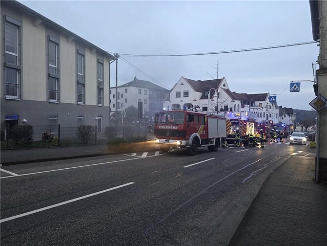 Während den Löscharbeiten war die Westerwaldstraße voll gesperrt. 