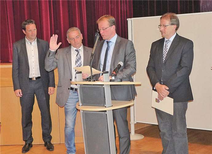 Während der 1. Beigeordnete Joachim Plitzko -r.- in seinem Amt bestätigt worden war, wurden die beiden neuen Beigeordneten Alexander Müller -links- und Erich Schlich -2.v.l.- von VG-Bürgermeister Jörg Lempertz vereidigt.