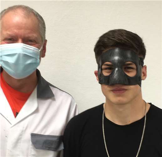 Während der Anprobe der Karbon-Gesichtsmaske.Fotos: privat