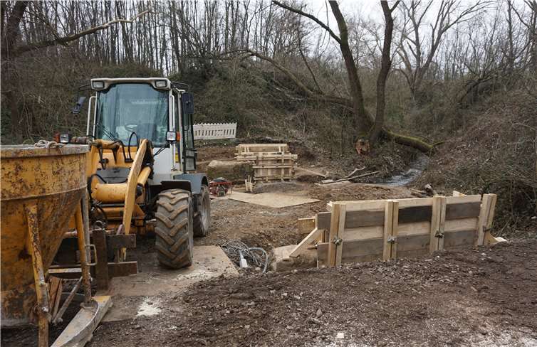 Während der Arbeiten zur Sanierung der Widerlager für die Brücke Im Klinkert.Quelle: Gemeinde Swisttal