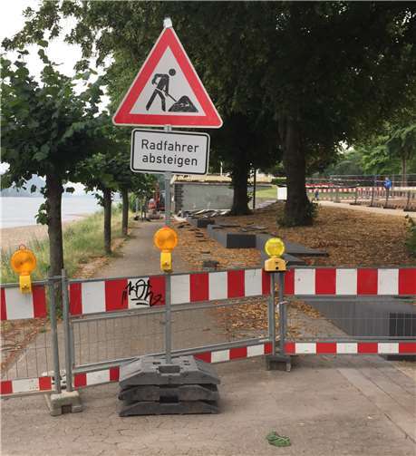 Während der Bauarbeiten an der neuen Treppenanlage ist dieser Abschnitt des Rheinufers für Radfahrer und Fußgänger vorübergehend gesperrt.