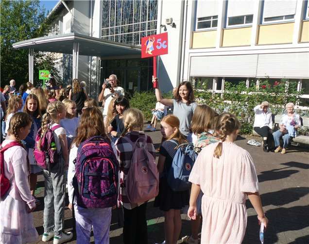 Während der Einteilung der Klassen. Quellen: Schönstätter Marienschule