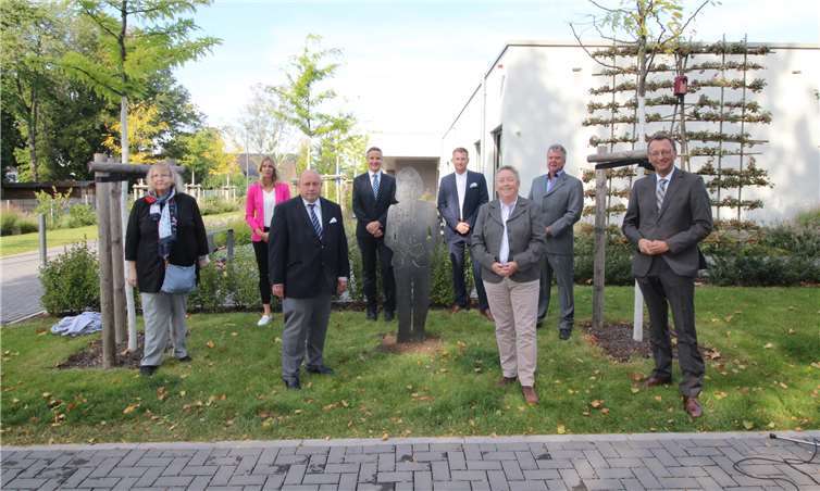 Während der Enthüllung der Skulptur von Marie-Theres Hammes-Rosenstein.Quellen: Stadt Koblenz